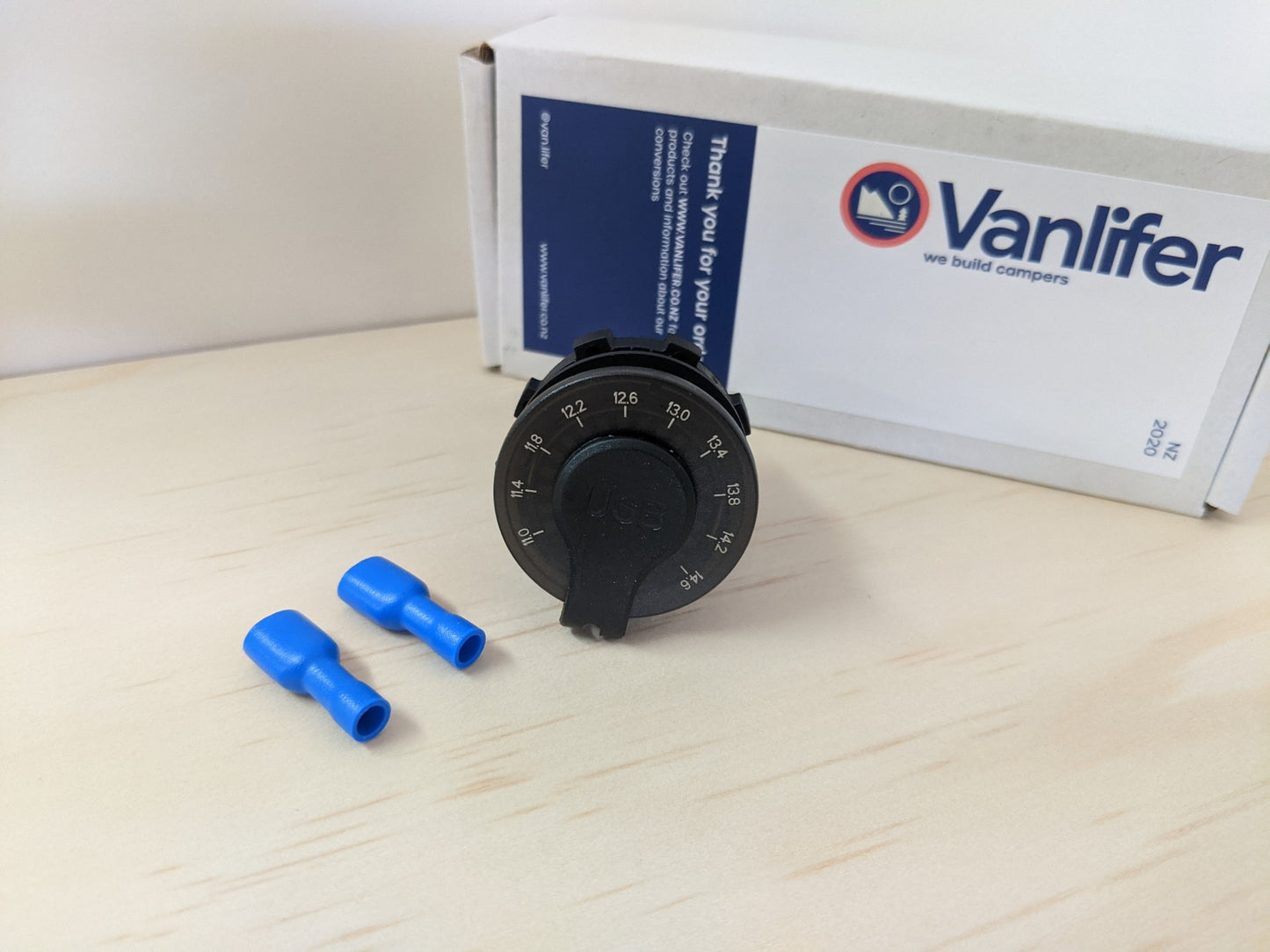 Vanlifer Dual 2.4A USB with Voltmeter